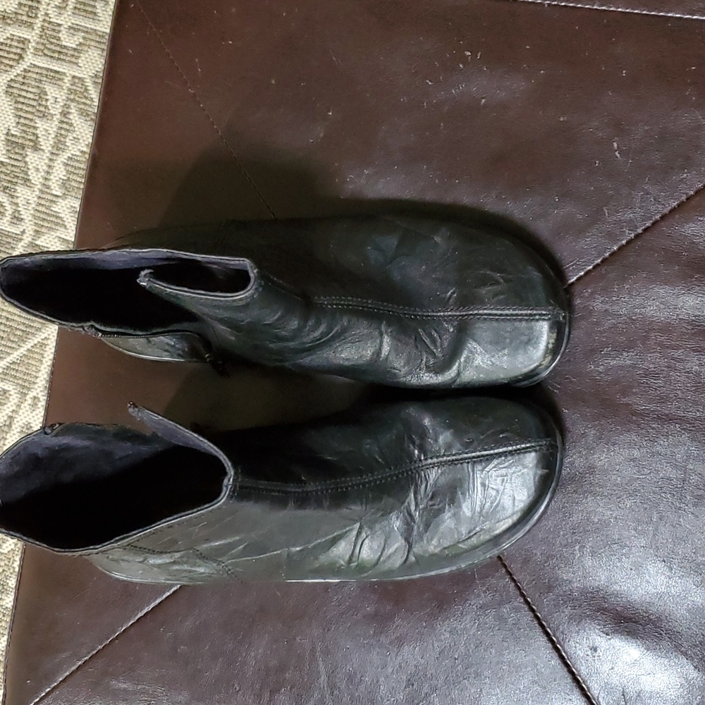 CURATED BY RUA'H KIBRIYA: Black leather zip ankle booties